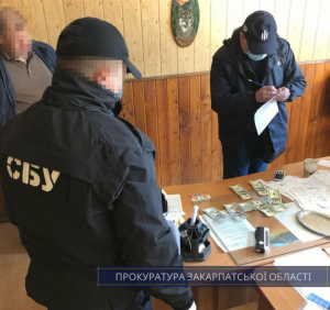 На Закарпатті затримано лісничого, який вимагав 1200 дол США за відпуск не облікованої деревини (фото)