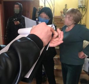 В Мукачеві поліція припинила незаконну діяльність наркодилерки-пенсіонерки
