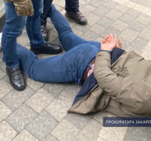 На Закарпатті правоохоронці затримали податківця при отриманні 2 тис дол США неправомірної вигоди (ФОТО)