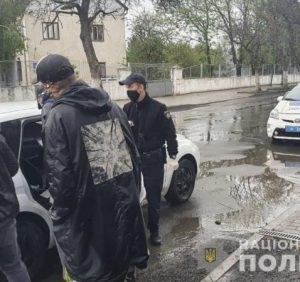 Закарпатські поліцейські затримали ужгородця з великою партією марихуани (фото)
