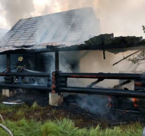 У хустському Шаяні вогонь знищив лазню зі зрубу і ледь не перекинувся на будинок