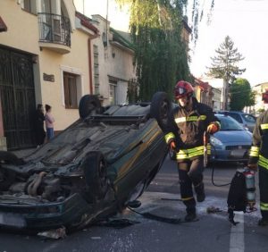 ДТП в Ужгороді: наслідки зіткнення довелось ліквідовувати рятувальникам ДСНС (фото)