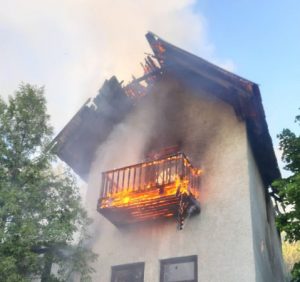 Мукачівські вогнеборці приборкували пожежу в дачному будинку (фото)
