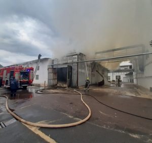 Мукачівські вогнеборці ліквідували пожежу на підприємстві (фото)