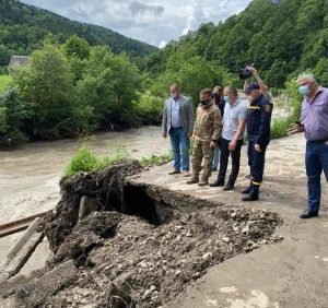 “Губернатор” Закарпаття: “Вилетів у Рахівський район. Вивчаємо комісією наслідки повені” (фото)