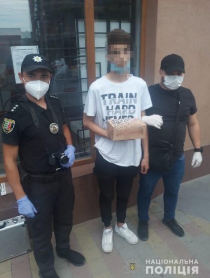 В Ужгороді молодик розгулював з пакетом метамфетаміну