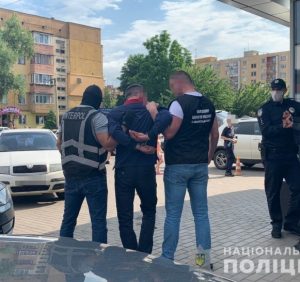 В Ужгороді правоохоронці затримали афериста, який перебував у міжнародному розшуку