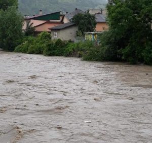 Унаслідок тривалих дощів по всіх річках Закарпаття спостерігається значне підвищення рівня води