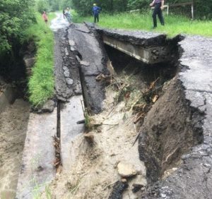 На Великоберезнянщині паводок зніс міст (фото)