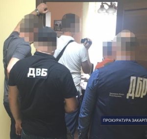 Затримано слідчого Ужгородського міськвідділу поліції, який за 500 дол США пропонував закрити кримінальне провадження