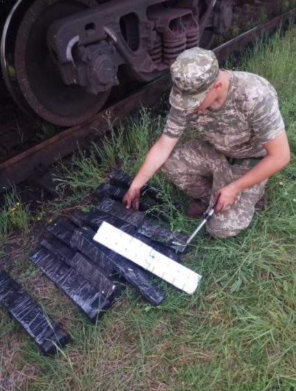Під час огляду вантажного потягу прикордонники виявили 480 пачок цигарок
