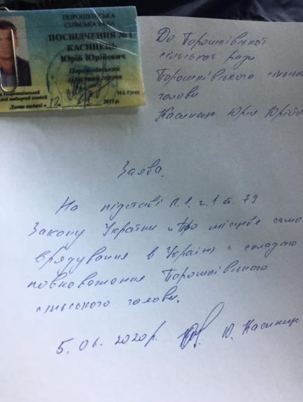 У закарпатському Порошкові селяни перекрили дорогу, а голова села склав повноваження (відео)
