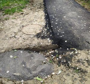 Гроші закатали в асфальт: неякісний ремонт доріг і тротуарів в Ужгороді триває (фото)