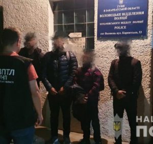 Поліцейські Закарпаття задокументували чергову групу нелегальних мігрантів та їхнього перевізника