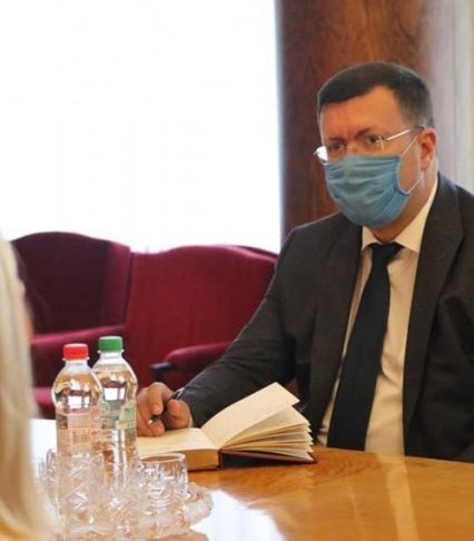 Олексій Петров представив керівникам департаментів та управлінь першого заступника голови Закарпатської ОДА Олега Коцюбу