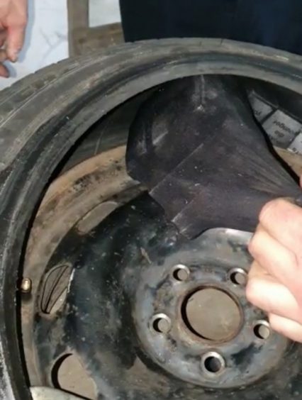 На Закарпатті прикордонники знайшли у колесах легковика 300 пачок сигарет