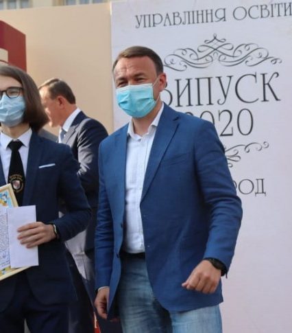 Олексій Петров вручив десять тисяч гривень кожному випускнику області, який здобув 200 балів на ЗНО у 2020 році