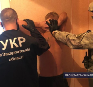 Прокуратура погодила підозру нападникам на ювелірний магазин у Виноградові