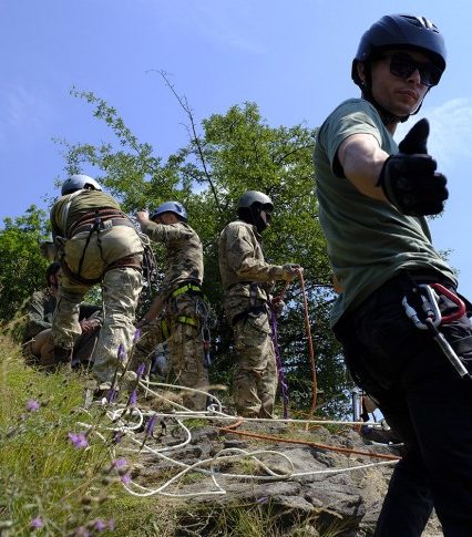 Закарпатські рятувальники ділилися досвідом з військовими як діяти в умовах гірської місцевості