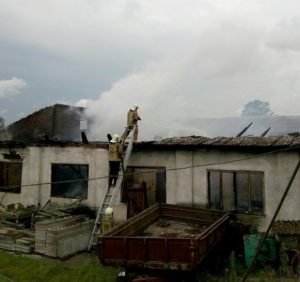 На Виноградівщині пожежа знищила складське приміщення (фото)