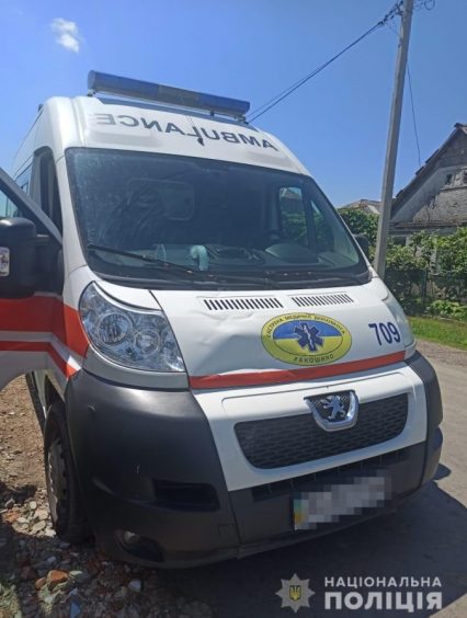 Неадекватний мукачівець “озброївшись” вилами трощив автомобіль «швидкої» допомоги
