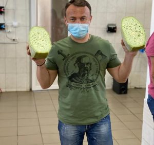 Зроблено на Закарпатті: «Губернатор» краю посмакував сиром Перечинської мануфактури (фото)