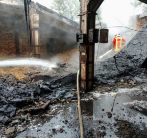 Хустські рятувальники ліквідували пожежу в цеху із виготовлення паливних брикетів