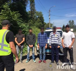 На Закарпатті поліція викрила чоловіка, який перевозив нелегалів