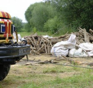 Закарпатські рятувальники продовжують звільняти річки від сміттєвих заторів