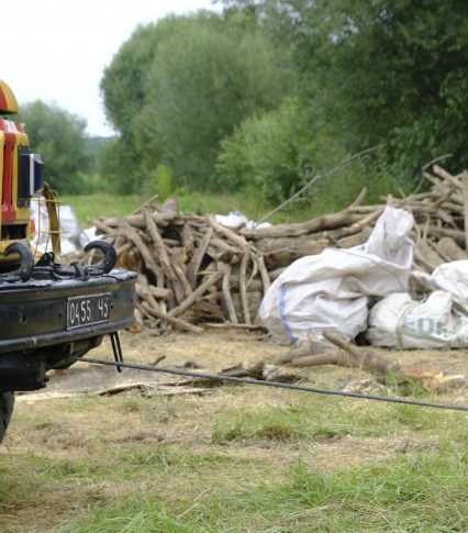 Закарпатські рятувальники продовжують звільняти річки від сміттєвих заторів