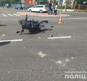 На Виноградівщині мотоцикліст врізався у “ВАЗ”. Водій авто втік з місця ДТП