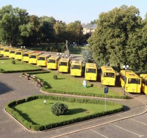 На Закарпатті вручили ключі від 16 шкільних автобусів (фото)