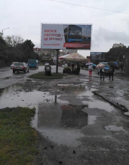 Політична агітація поширюється швидше за коронавірус. Підсудний Андріїв продовжує “прикрашати” Ужгород