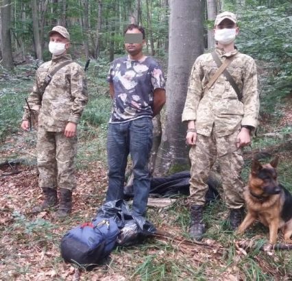 Закарпатські прикордонники затримали у лісі нелегала з Бангладеш
