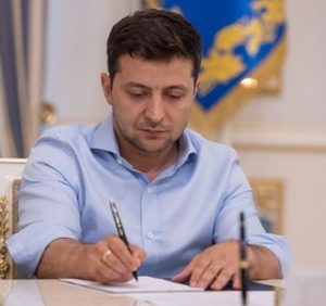 Президент Володимир Зеленський підписав указ про загальну мобілізацію