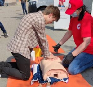 В Ужгороді посеред площі вчили надавати серцево-легеневу реанімацію та першу медичну допомогу