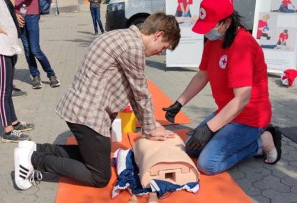 В Ужгороді посеред площі вчили надавати серцево-легеневу реанімацію та першу медичну допомогу