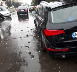 ДТП в Ужгороді: Mazda розтрощила Audi Q5 і врізалася у дерево (фото, відео)