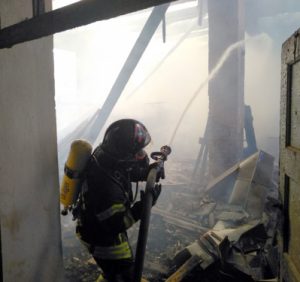 На Тячівщині вогонь охопив будівлю колишньої фабрики (фото)