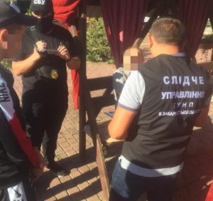 Поліція Закарпаття спільно з СБУ затримали на хабарі начальника одного з відділів обласного Держгеокадастру