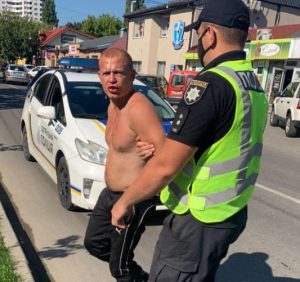 В Ужгороді “під гарячу ногу” вандала потрапило 7 автомобілів: він стрибав і трощив машини до свого арешту (відео)