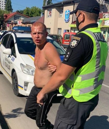 В Ужгороді “під гарячу ногу” вандала потрапило 7 автомобілів: він стрибав і трощив машини до свого арешту (відео)
