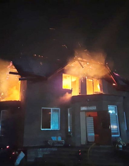 Під Ужгородом вогонь охопив приватний маєток