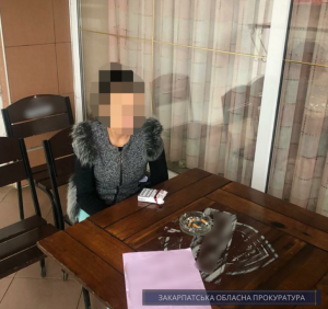 Агітувала голосувати за «потрібного» кандидата: мешканку Іршави підозрюють у підкупі виборців