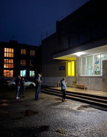 В Ужгороді на дільниці спіймали чоловіка, який виносив бюлетені для схеми «карусель» (відео)