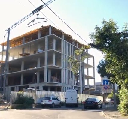 Замість “офіційної” операторської для відкритої автостоянки в Ужгороді виросла невідома бетонна п’ятиповерхівка (ВІДЕО)