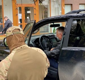 Вимагання понад пів мільйона гривень «відкату»: чиновникам обрано запобіжні заходи