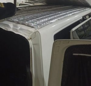 На Закарпатті прикордонники знайшли у даху мікроавтобуса контрабандні сигарети