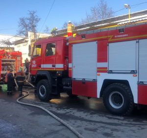Хустські рятувальники ліквідували пожежу на території торгового центру