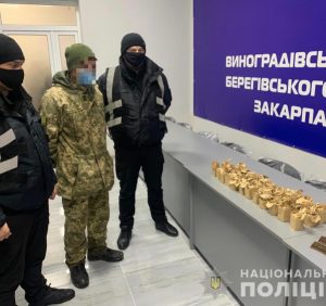 На Закарпатті поліцейські вилучили у виноградівця понад тисячу набоїв, які він закопав на городі